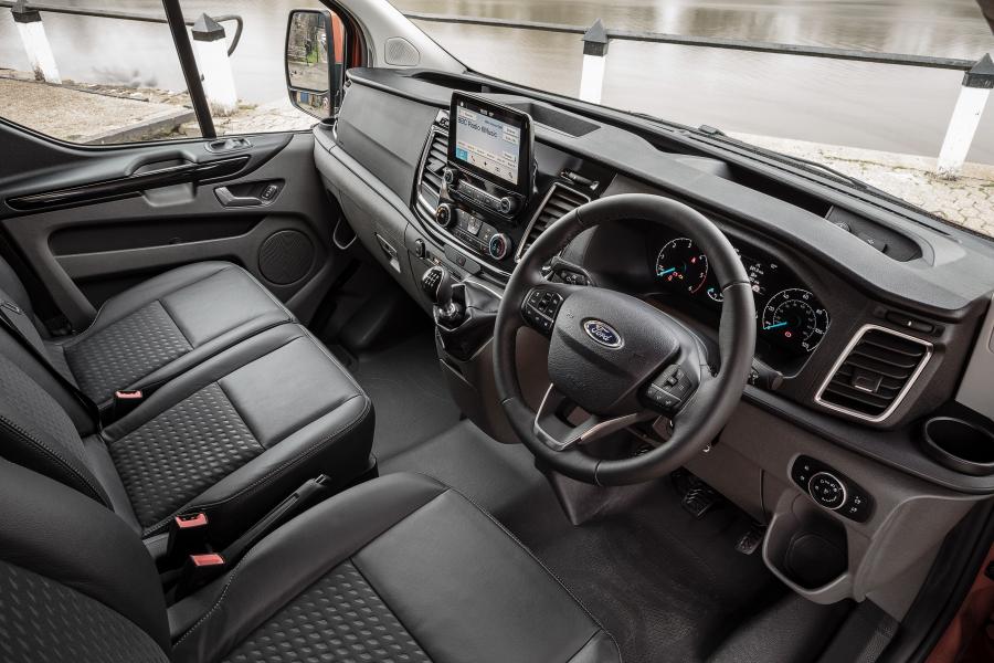 Интерьер Ford Transit Custom Sport 2017 года  (UK) (фото 4 из 13)